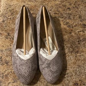 Toms Womens Julie in cobblestone snake print size 6